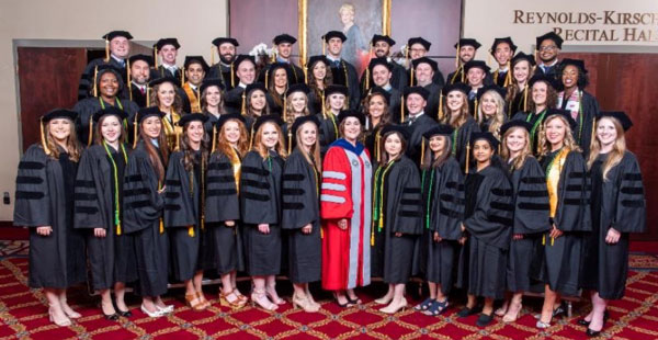 2018 School of Optometry Graduates with Dean.