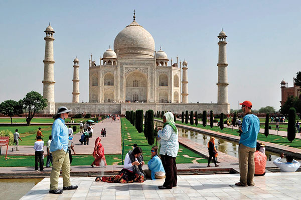UAB students in front of the Taj Mahal. 