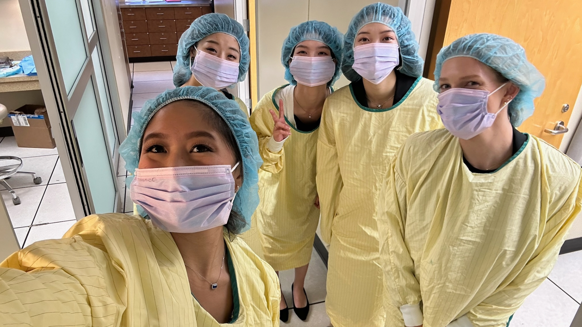 Group photo of UAB SOD dental studetns and Japanese Exchange Program students in clinic