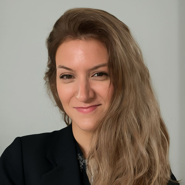 headshot of Kelly