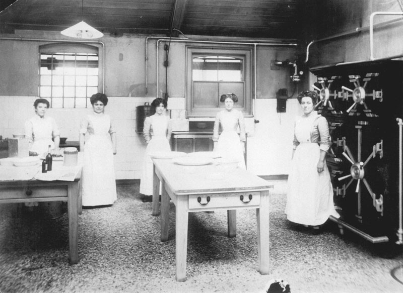 Women doctors 1900s