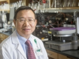 Pathologist Long Zheng shares in 2017 RISE Award