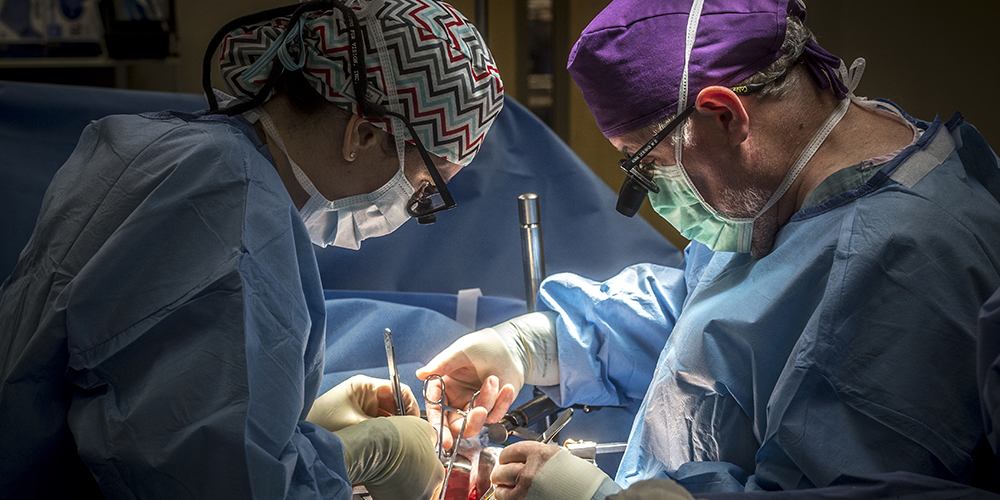 Dr. Jayme Locke and Dr. Mark Deierhoi perform UAB's 50th kidney chain transplant in 2015. (Photo courtesy of UAB News)