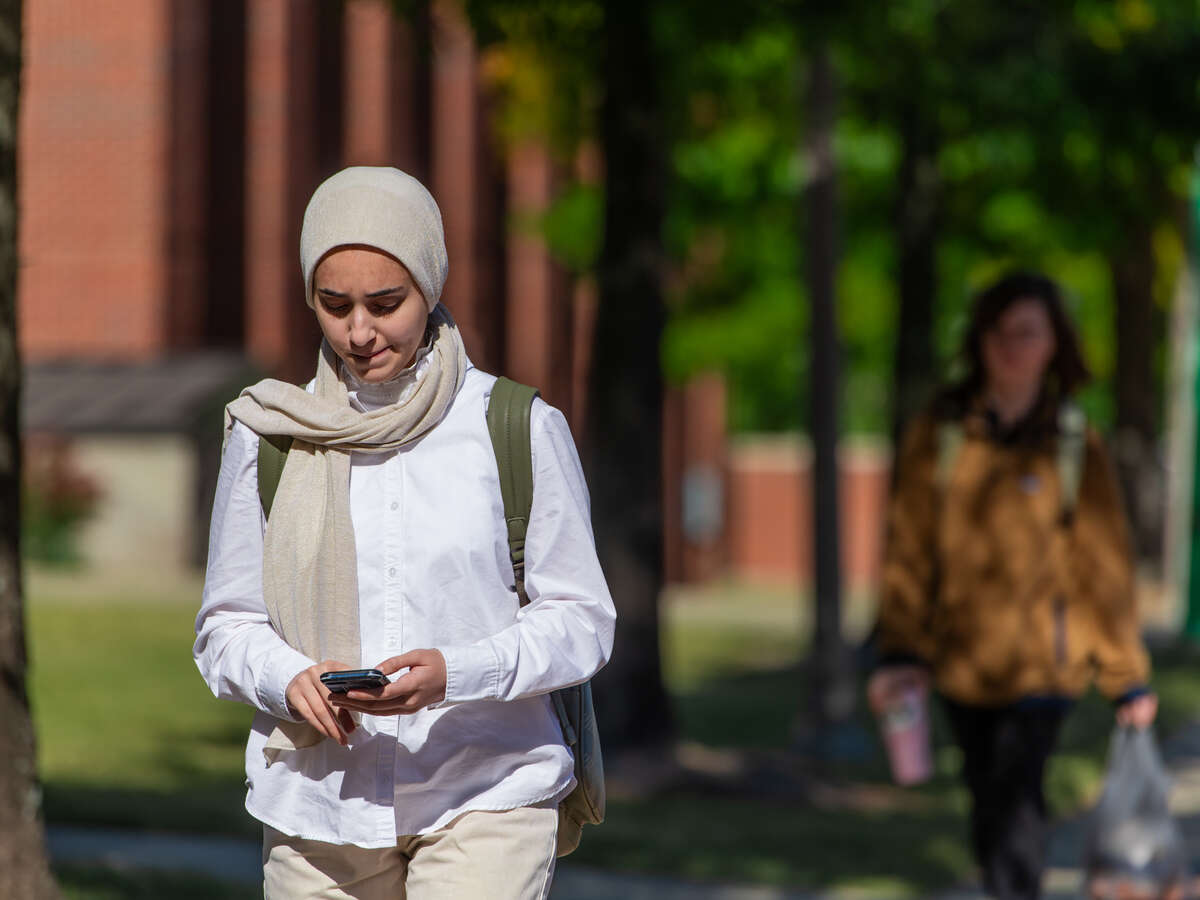 How to cope with stress caused by information overload during geopolitical events