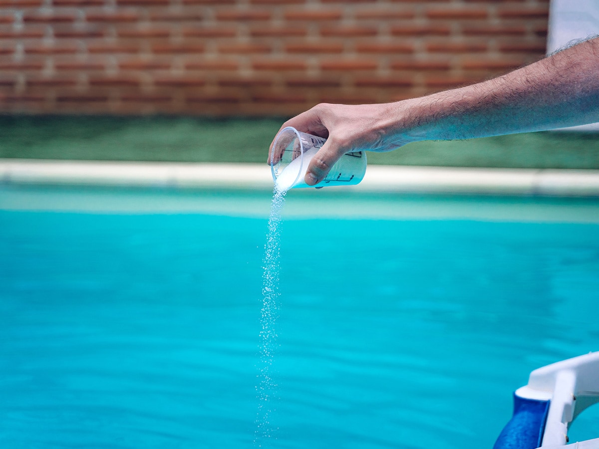 How to protect skin and hair from chlorine and salt water 