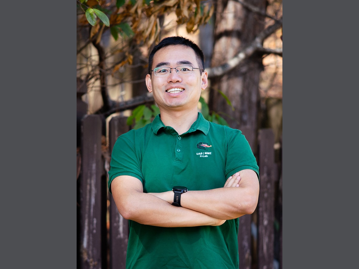 Outdoor headshot of Chengyi Xu.
