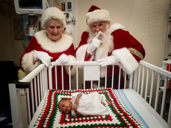 Santa spreads holiday cheer to families in UAB’s NICU, Continuing Care Nursery