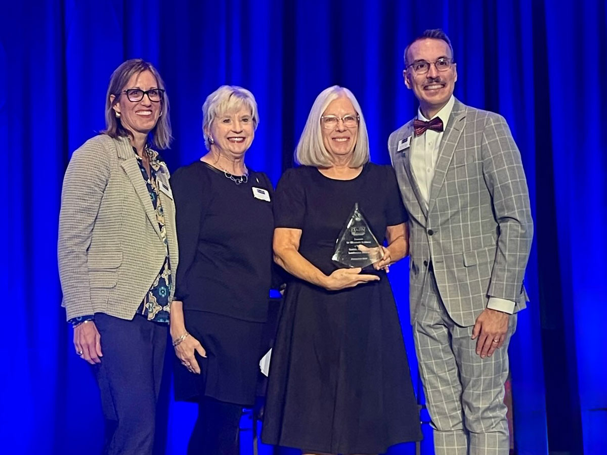 Alumna receives national leadership award