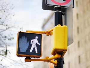 4 easy steps to stay safe as a pedestrian on campus