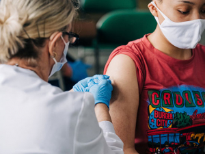 Study: Expert-led discussions change student perceptions of COVID vaccines