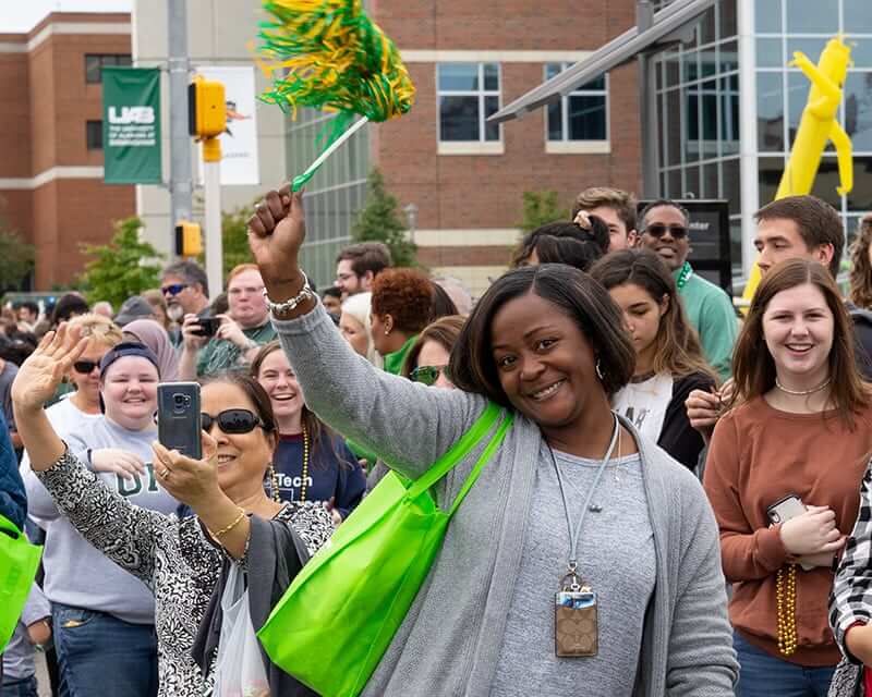 A diverse crowd of UAB students and employees at the homecoming parade. 