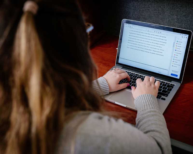 Student using UAB Writing Center from her residence hall